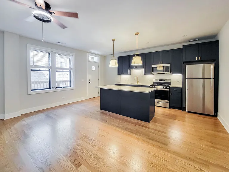 2020-36 W. Montrose / 4405-09 N. Seeley — Photo 6