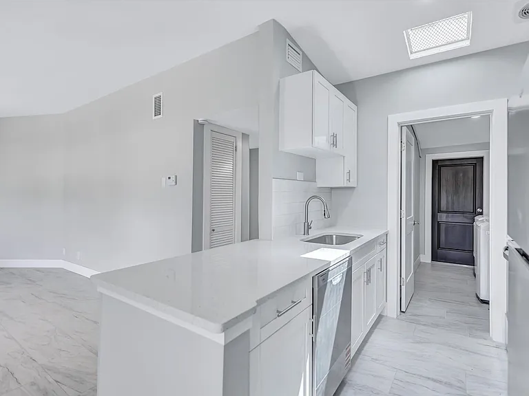 325 Capri Blvd — Photo 10