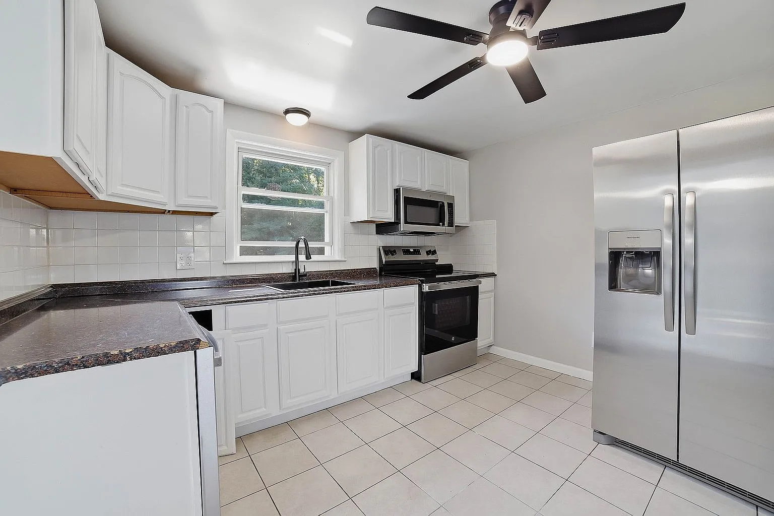 4 bed, 2300 sqft, $3,500 — Photo 4