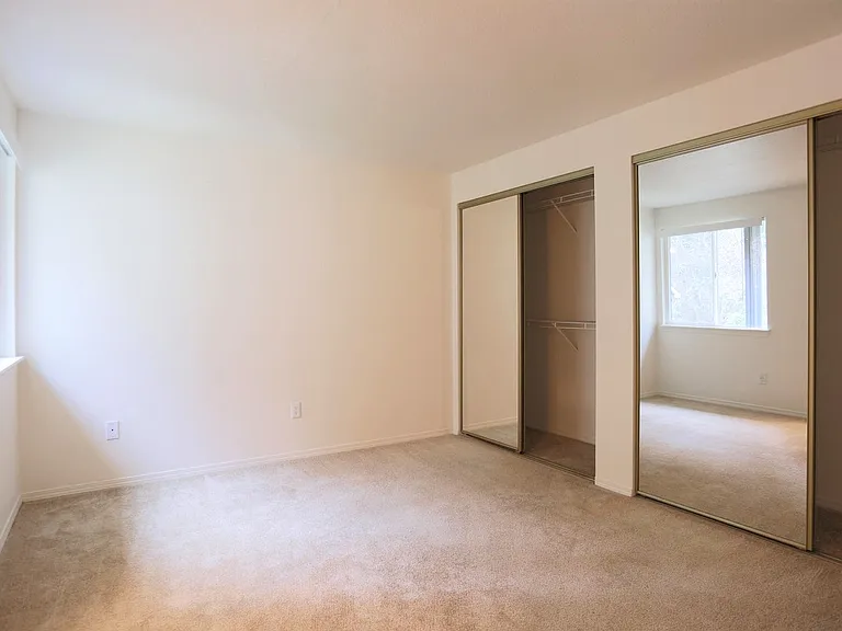 Squires Court Apartments — Photo 20