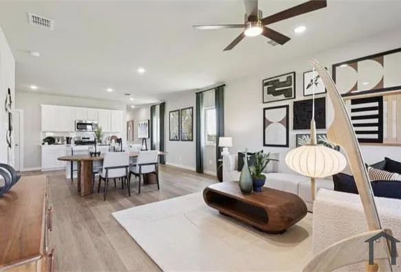 5 bed, 2260 sqft, $3,600 — Photo 4