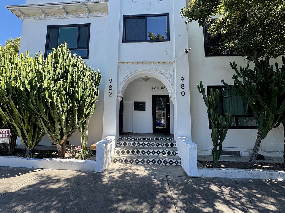 1st image of 980 N El Centro Ave #1/2