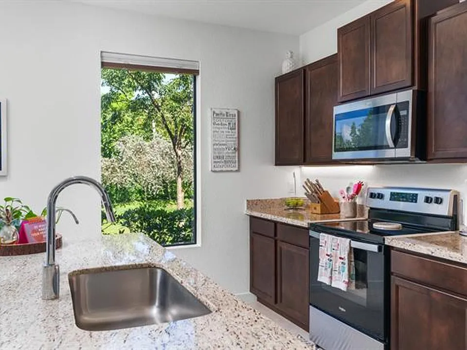 527 NW 17th St #Townhouse 527