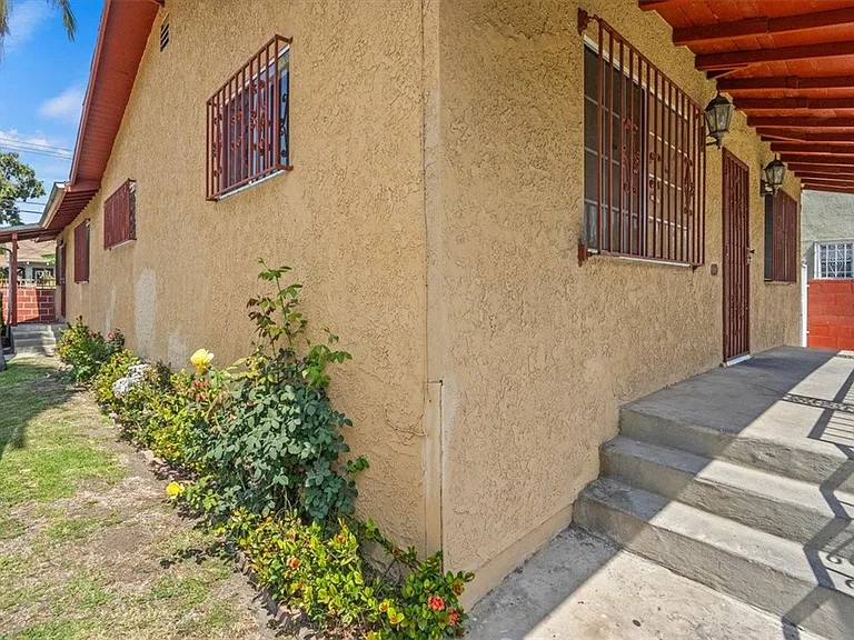 3825 Cimarron St — Photo 2