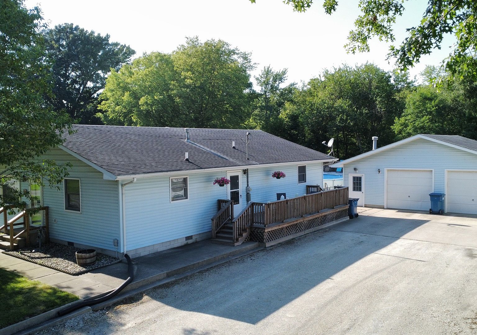 1010 W Smith St, Watseka, IL 60970 Zillow