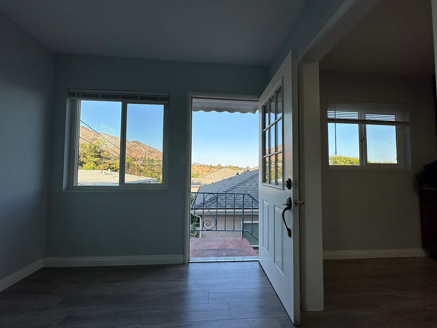 1449 1/2 N Altadena Dr — Photo 3