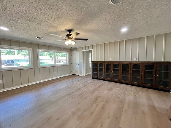 3rd image of 701 Sassafras Dr