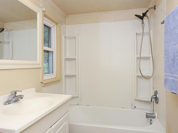 5th image of 304 Sherwood St