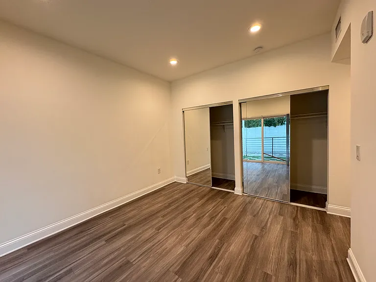 14934 Burbank Blvd #304 — Photo 9