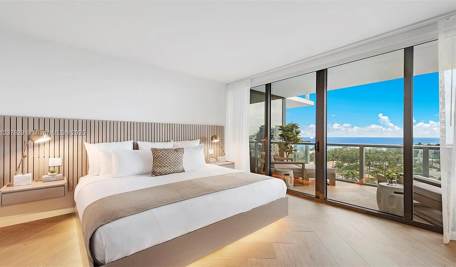 2201 Collins Ave Condo — Photo 3