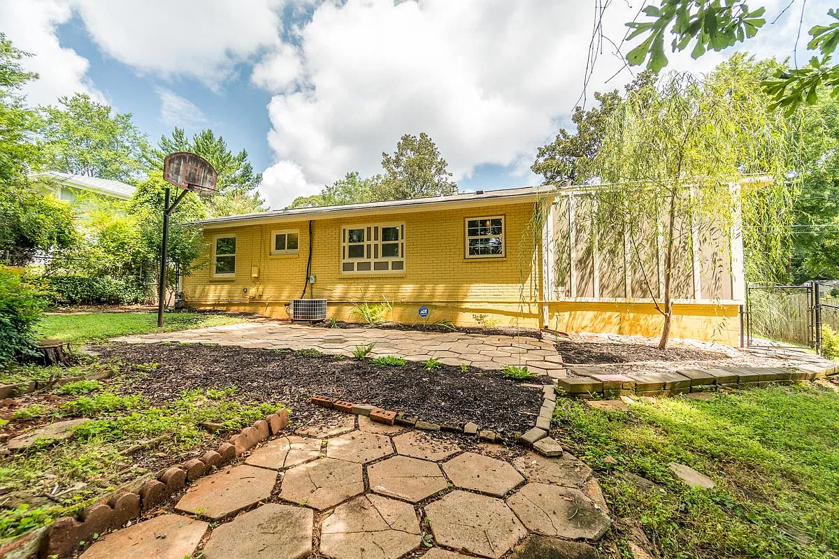 3 bed, 950 sqft, $1,600 — Photo 3