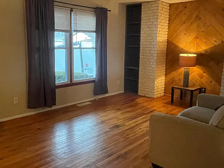 2204 Bentley Manor Dr — Photo 2