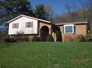 217 Manchester Hill Rd, New Kensington, PA 15068