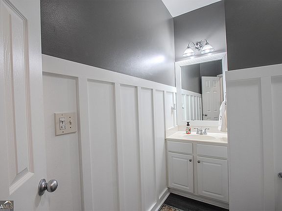 5th image of 1875 Southhampton Ln