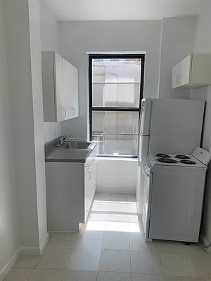 Rented by M.Grossman R.E. Management | media 18