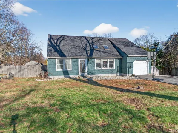 528 Lockwood Drive, Shirley, NY 11967