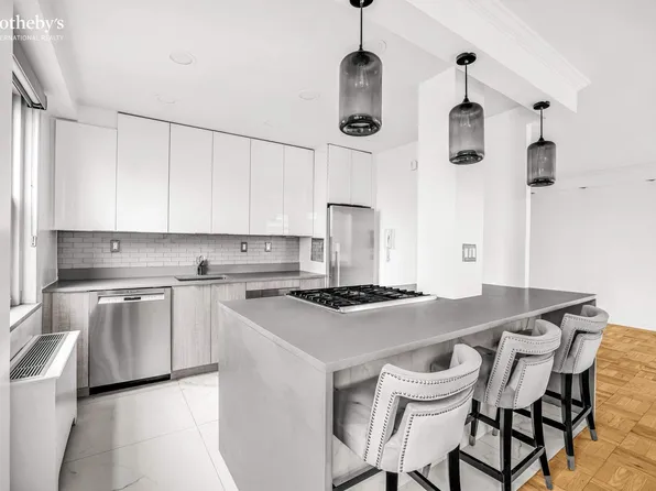 300 East 40th Street image 8 of 16