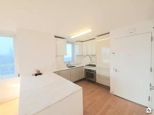 5th image of 322 W 57th St APT 31G