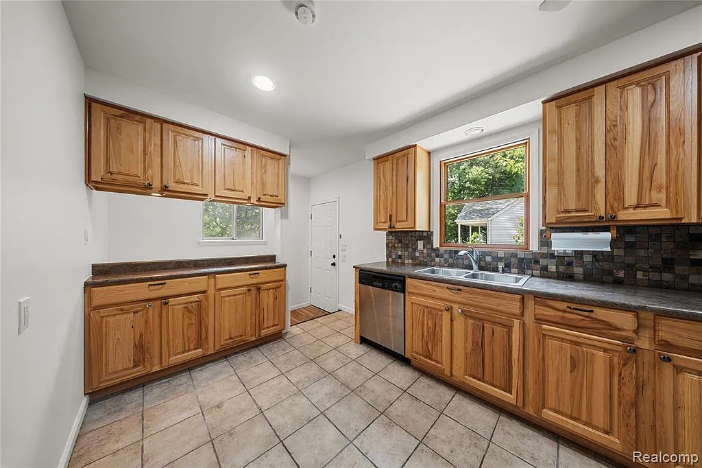 3 bed, 2.0 bath, 1598 sqft, $2,000 — Photo 3