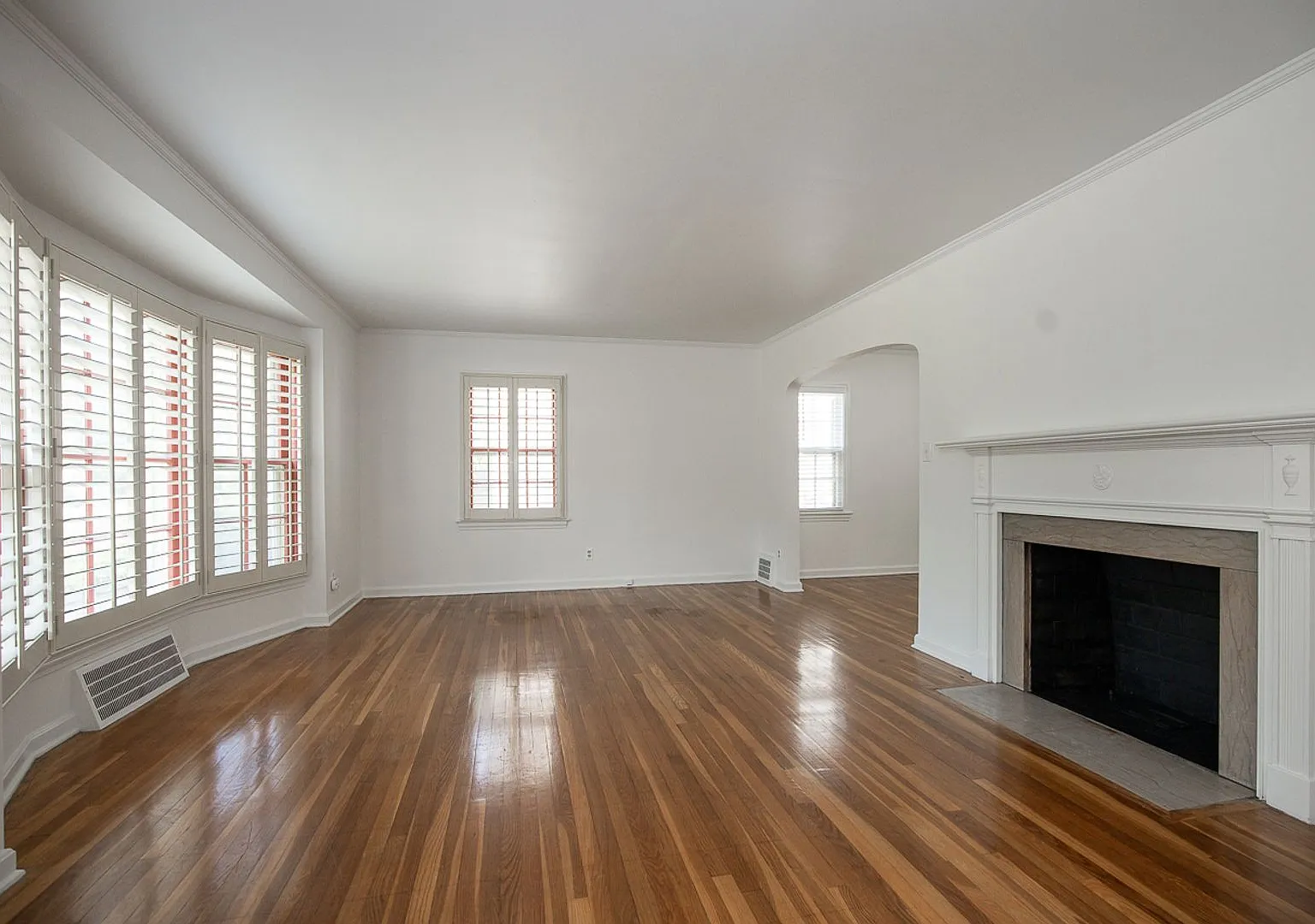 Charming 3 bedroom house Shaker Heights!! — Photo 3