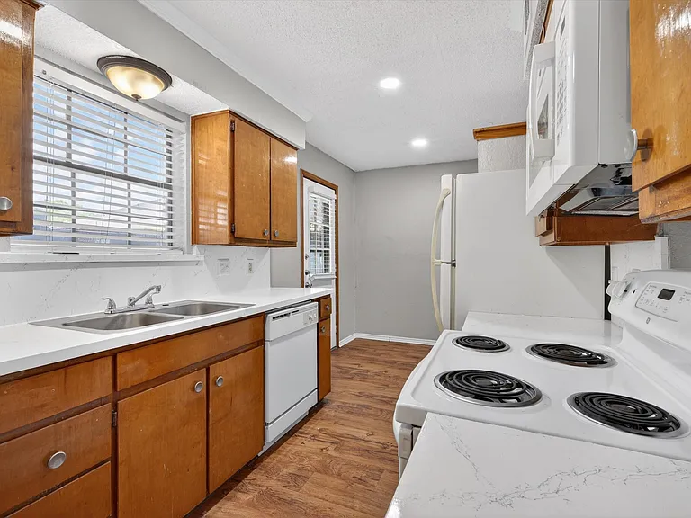 305 Cambridge Dr #305 — Photo 5