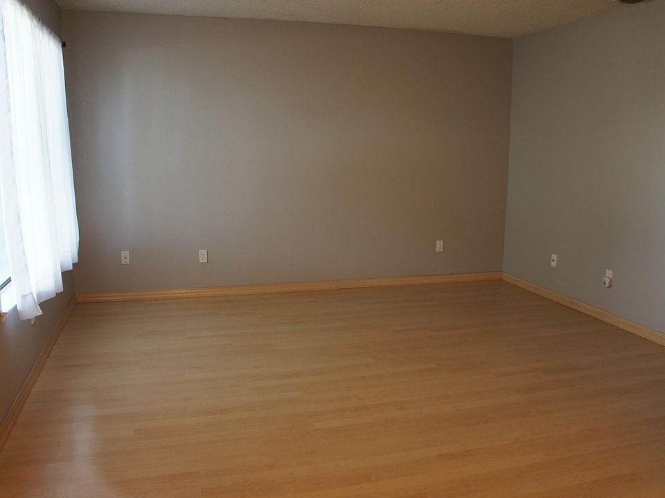 1st image of 831 N Hickory Ave