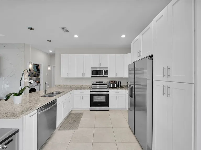 405 NW 10th St — Photo 13