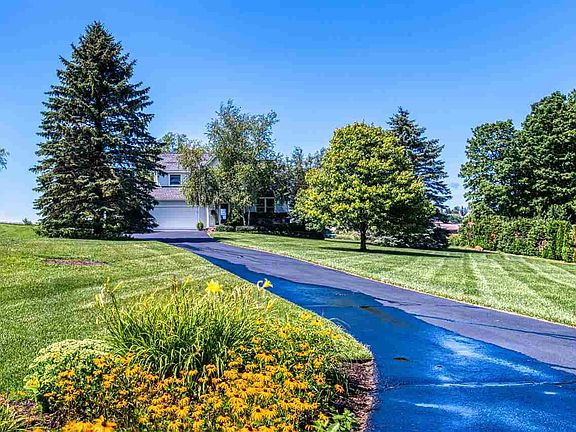 2nd image of 860 Evergreen Ct