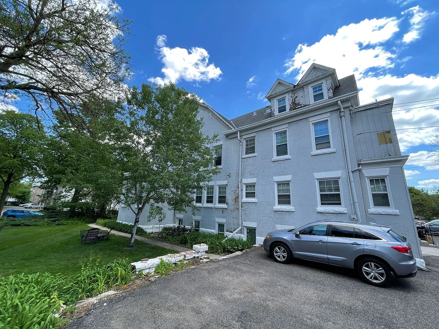 Cool 1br - Top Floor of 1902 Vintage Mansion — Photo 4