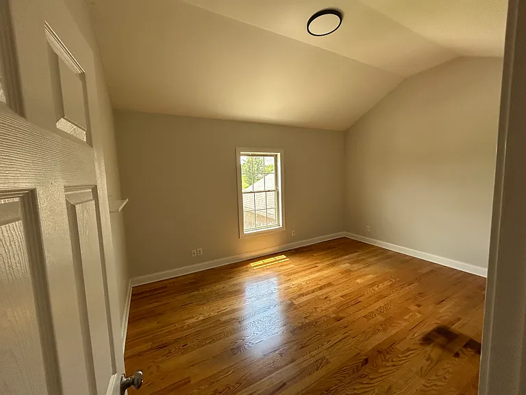 127 Greystone Ct — Photo 2
