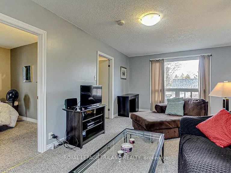 256 Edinburgh St #UPPER — Photo 12