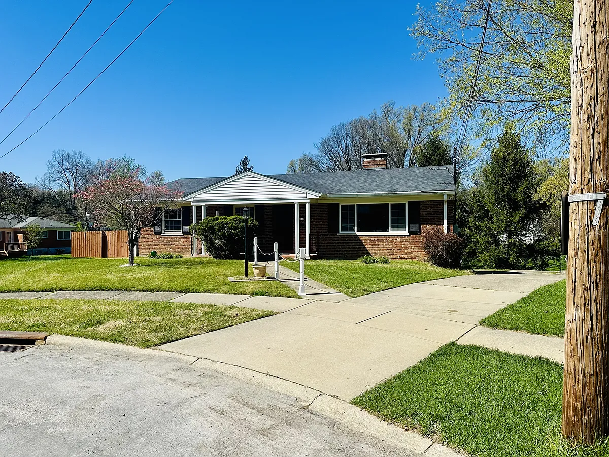 Front - 2040 Parkhurst Ct