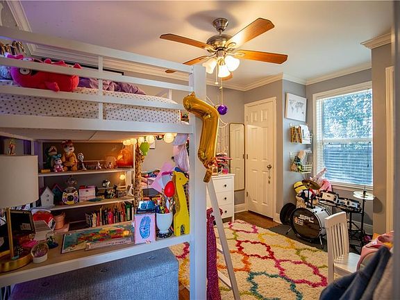 3rd image of 610 Chevreuil St
