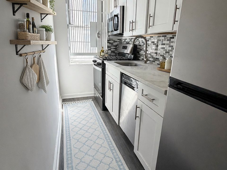 2nd image of 4395 Broadway APT 3G