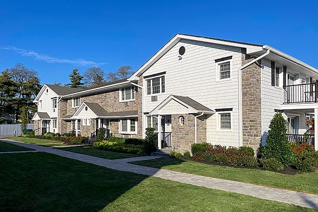 Fairfield Townhouses At Massapequa — Photo 18