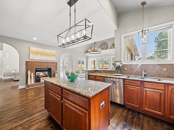5th image of 120 Barn Hill Ln