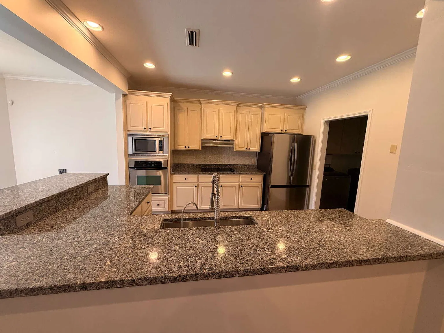 3 bed, 2.0 bath, 1874 sqft, $2,100 — Photo 4