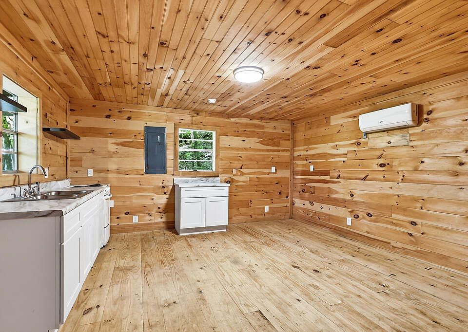 7th image of 225 Coys Cove Ln