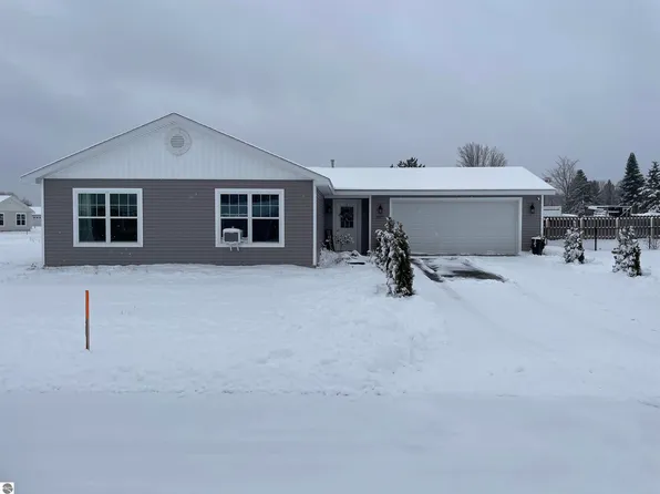 3577 Tanager Dr, Traverse City, MI 49685