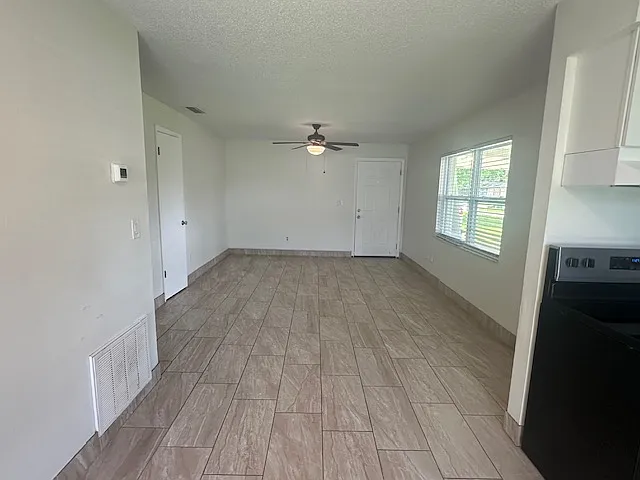 2424 S Lake Ave — Photo 3