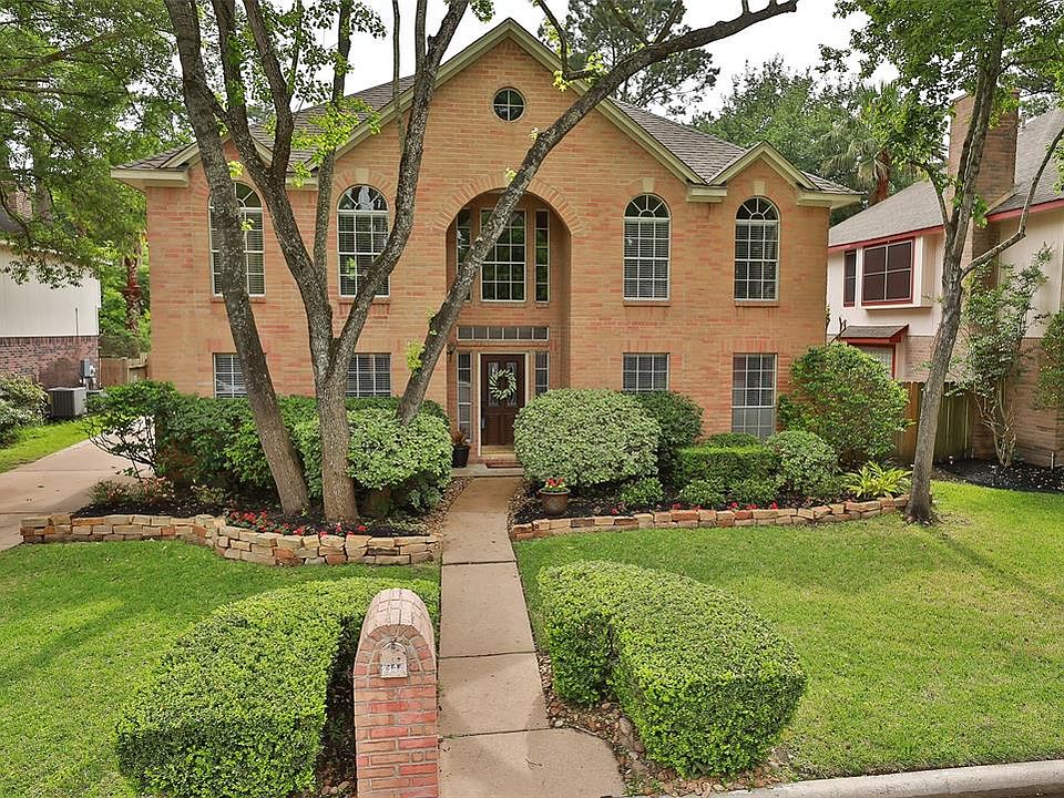 Gorgeous 4 bedroom, 3.5 bath home in Champions Park.