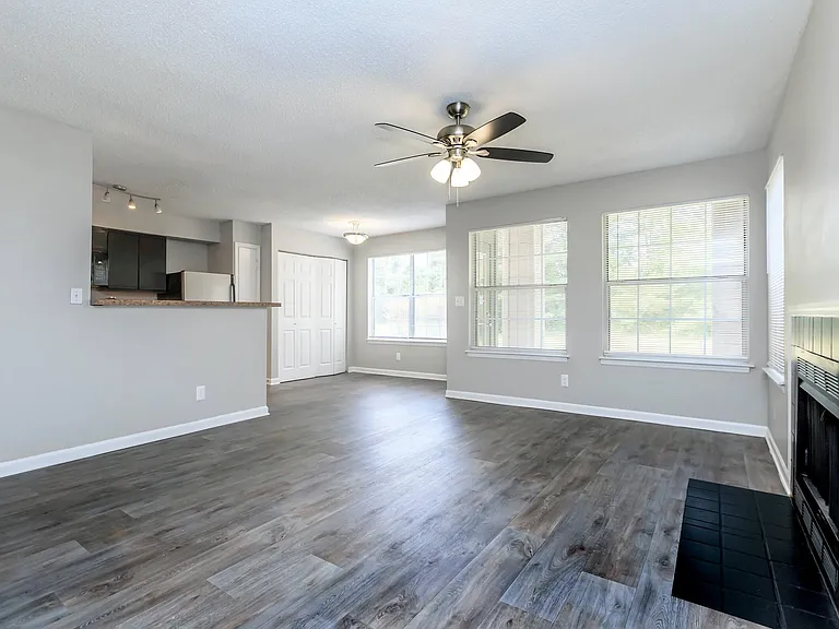 Summerlake Apartments — Photo 31