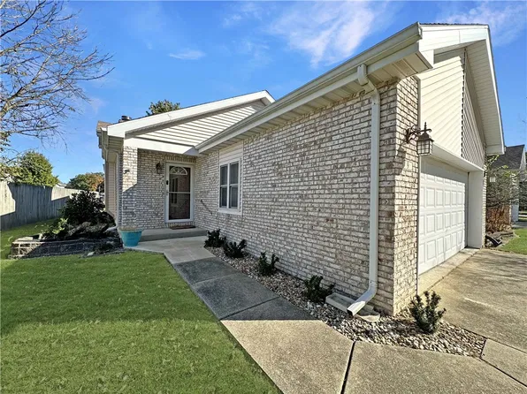 9 Yearling Ct, Charleston, IL 61920