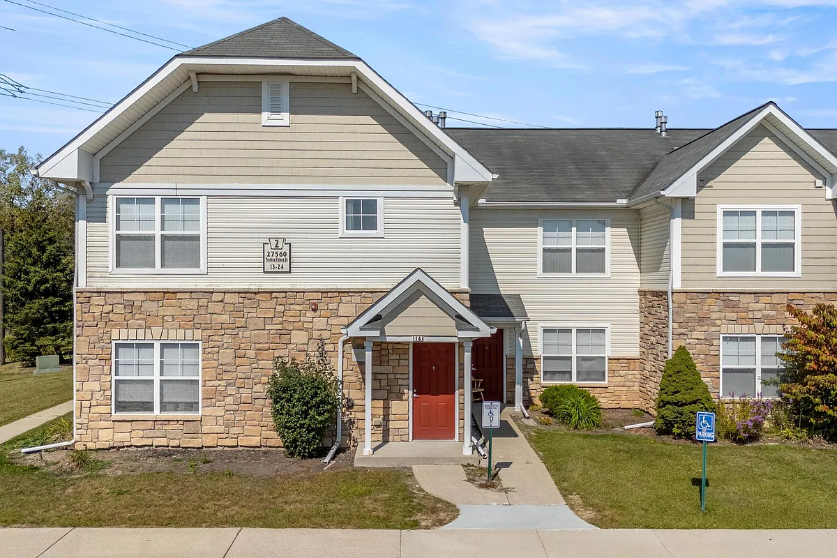 Building Photo - Preston Pointe at Brownstown