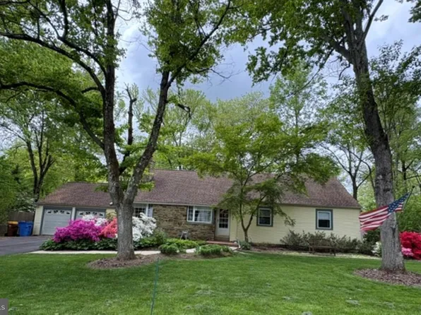 207 W Ferry Rd, Morrisville, PA 19067