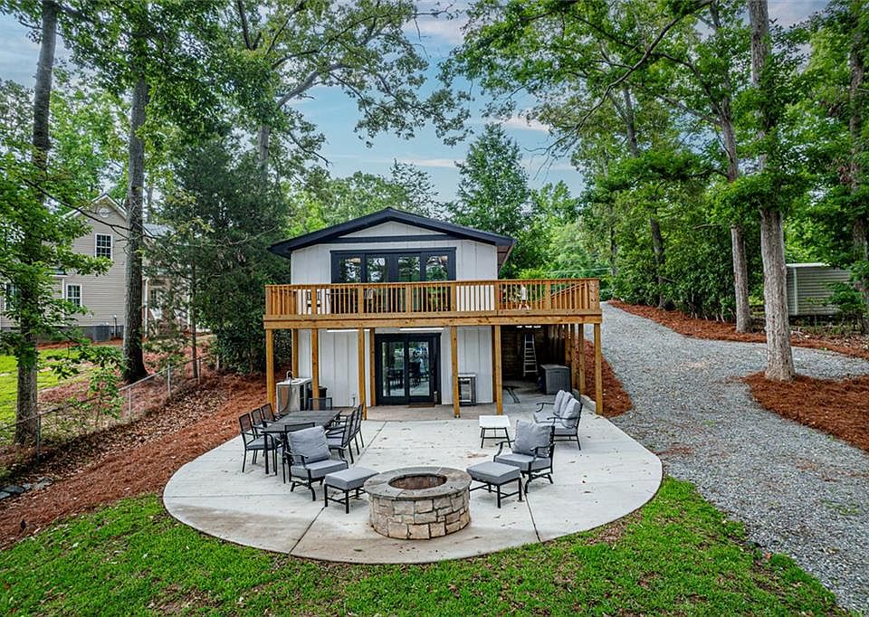 1st image of 233 Lakeshore Dr