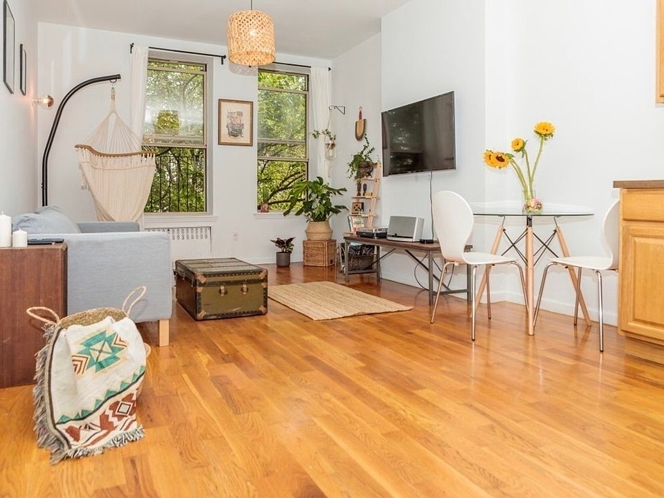 1st image of 152 Grattan St #2B