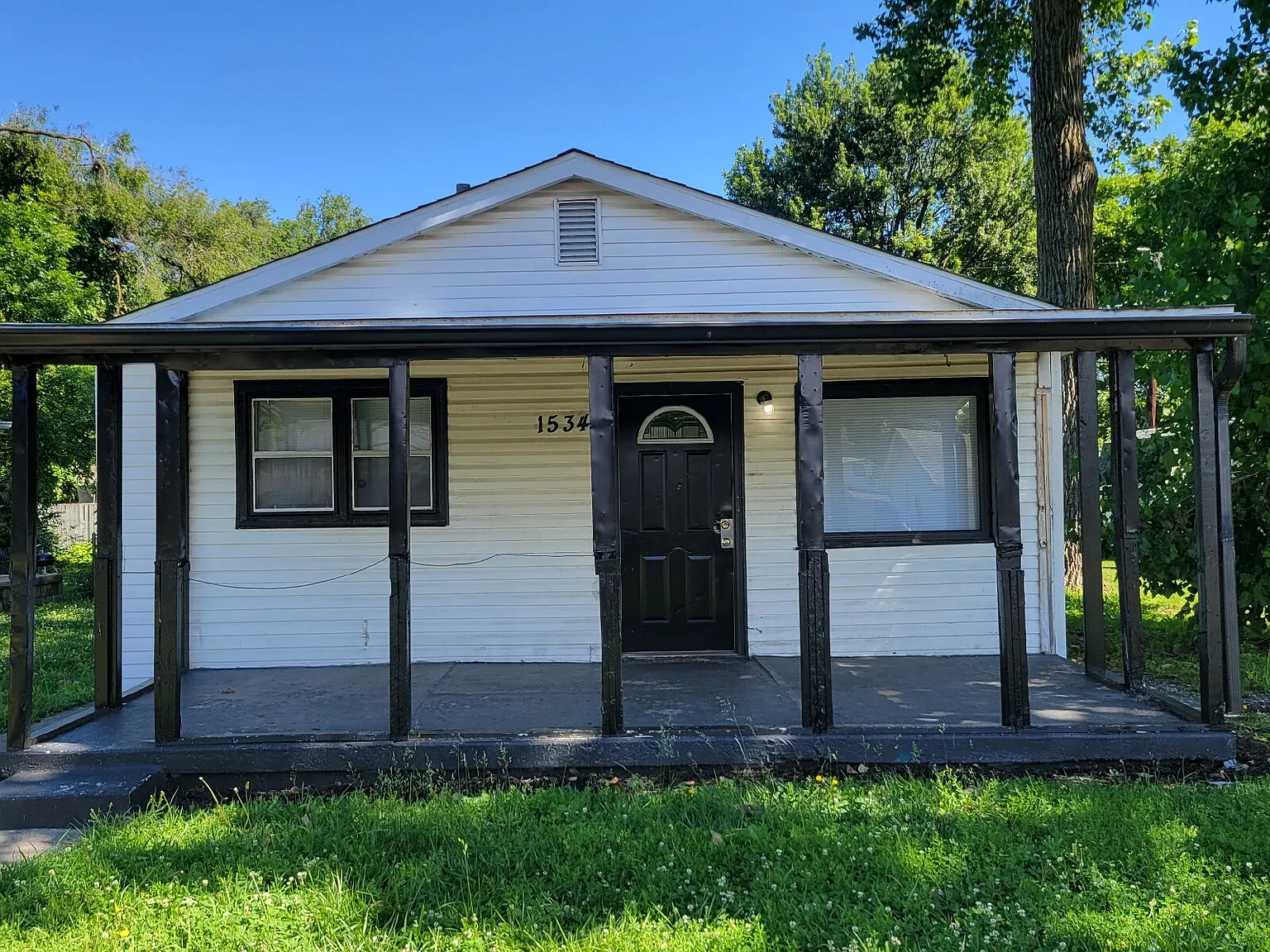 3 bed, 1.0 bath, $975 — Photo 1
