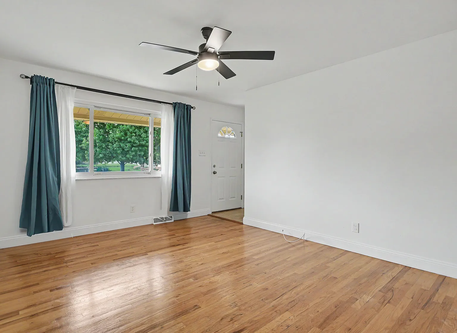 3 bed, 1031 sqft, $2,200 — Photo 2