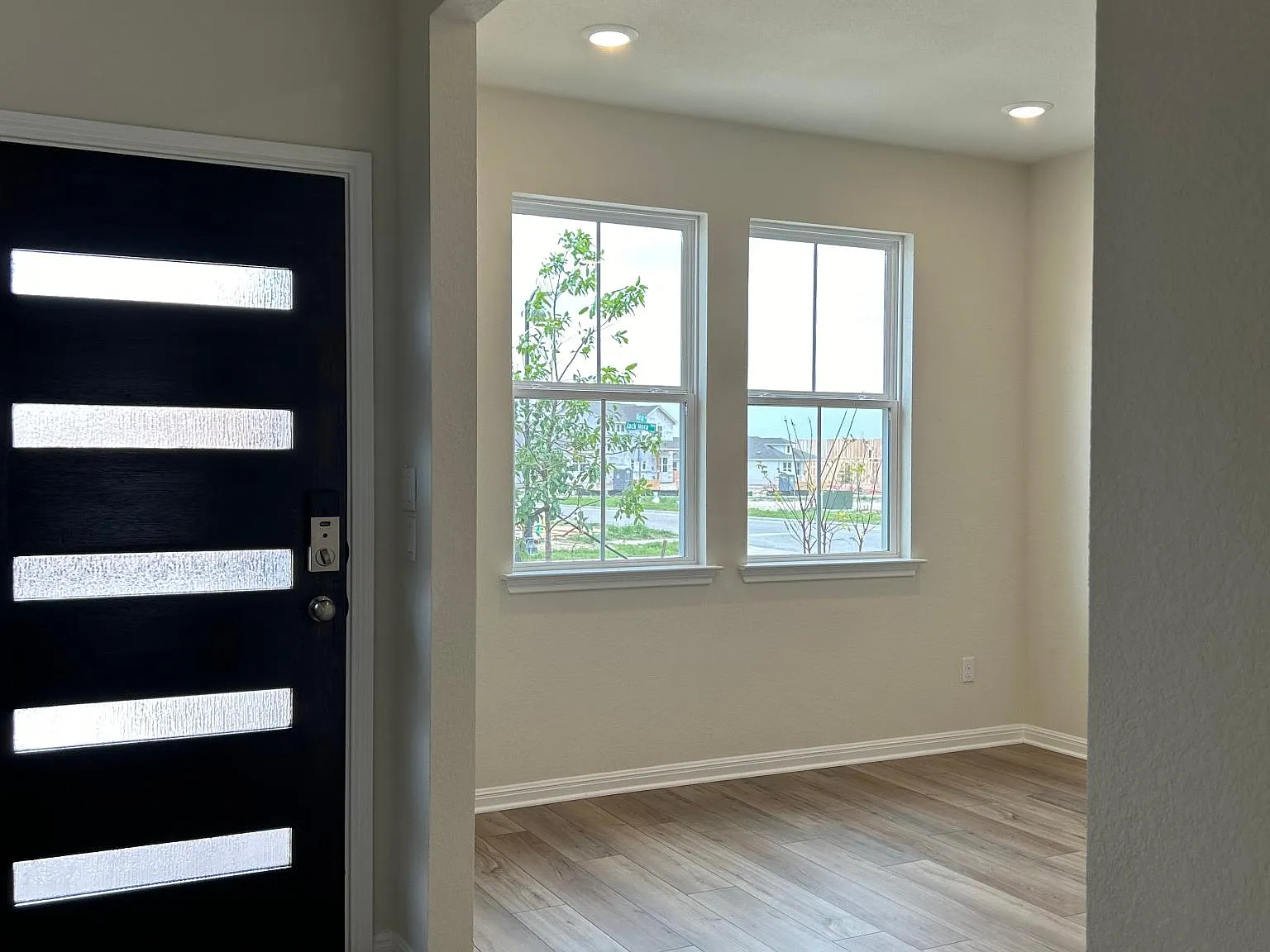 3 bed, 2.5 bath, 1684 sqft, $2,095 — Photo 2